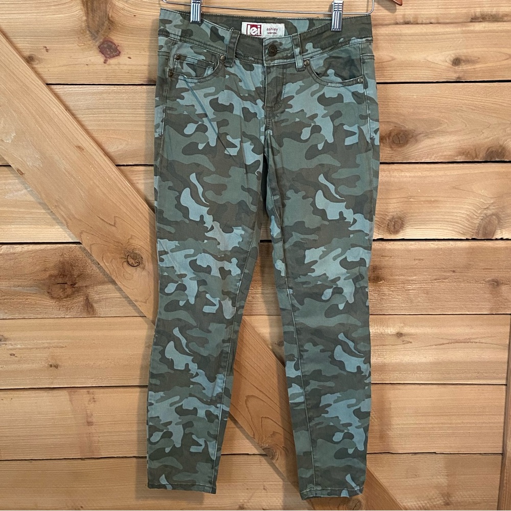 l.e.i. Ashley Low-rise Camo Skinny Jeans